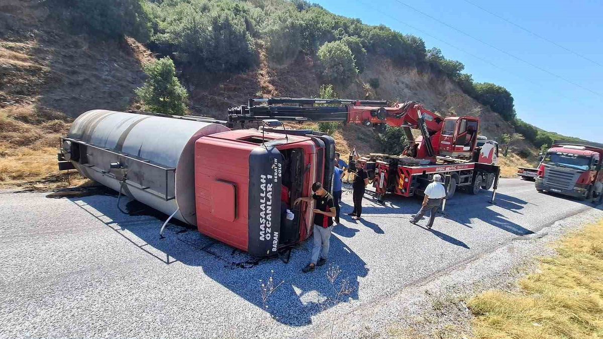 Alaşehir-Eşme Karayolunda Tanker Devrildi: Yol 2 Saat Kapandı