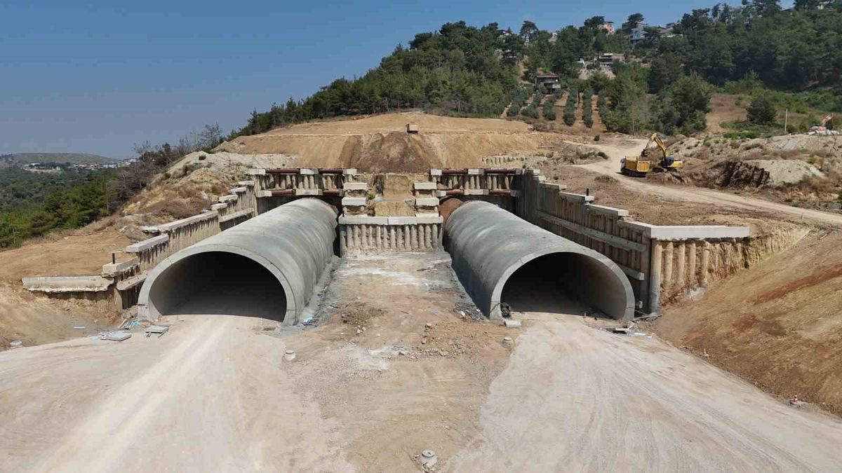 Amanos dağları bin 200’ün üzerinde personel ve 223 iş makinesiyle aşılıyor