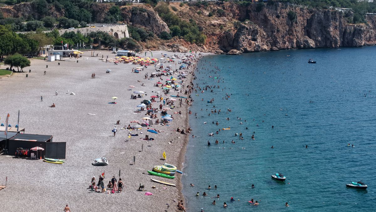 Antalya'da 40 Derece Sıcaklık: Sahiller Doldu, Kent Merkezi Boşaldı