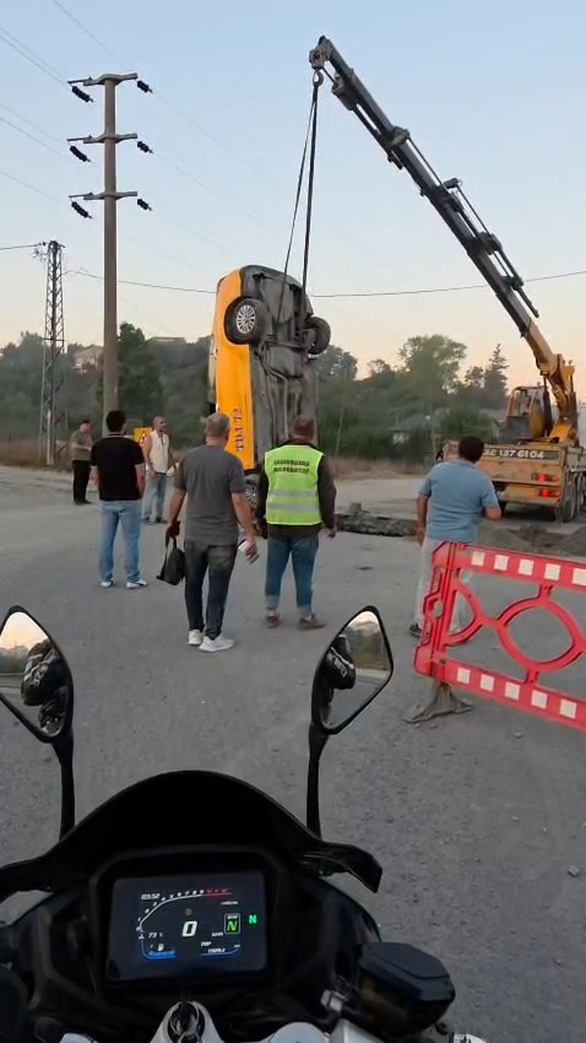 Arnavutköy’de Taksi İSKİ Çukuruna Düştü
