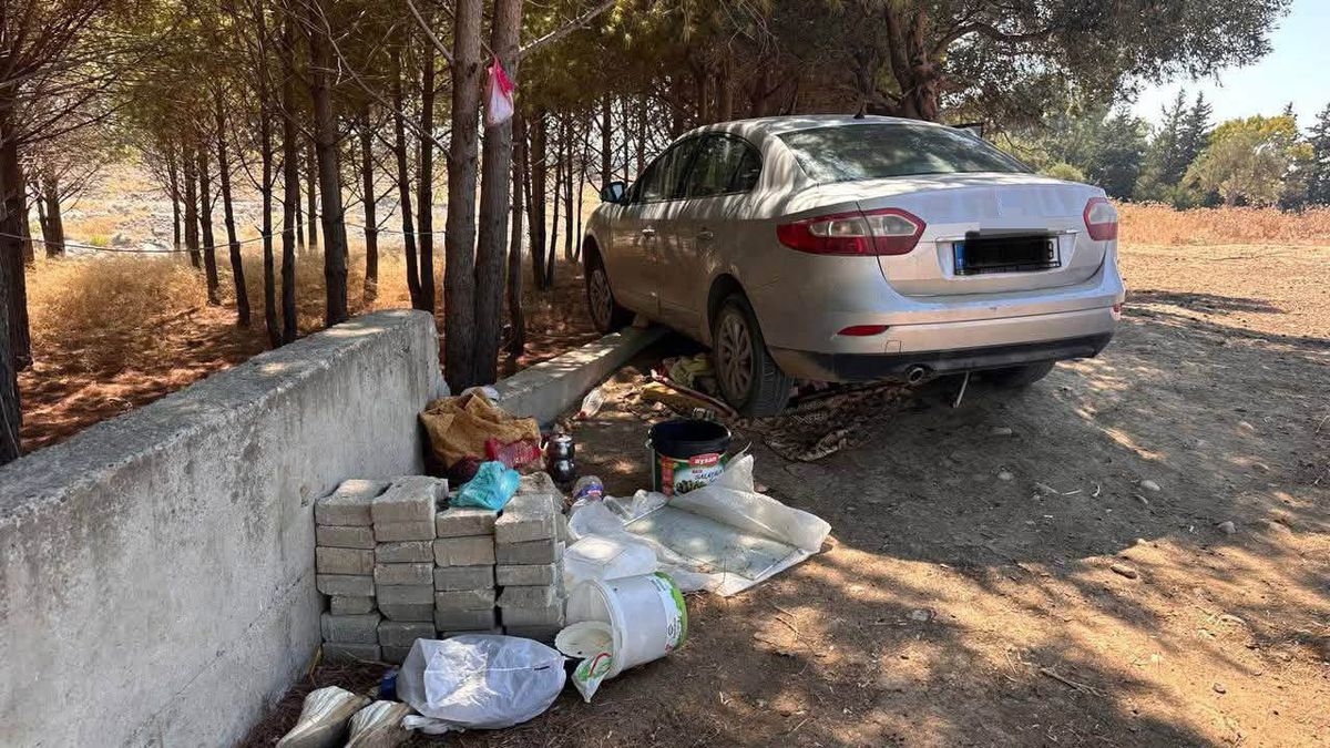 Arsuz’da ağaca çarpan otomobilin sürücüsü yaralandı