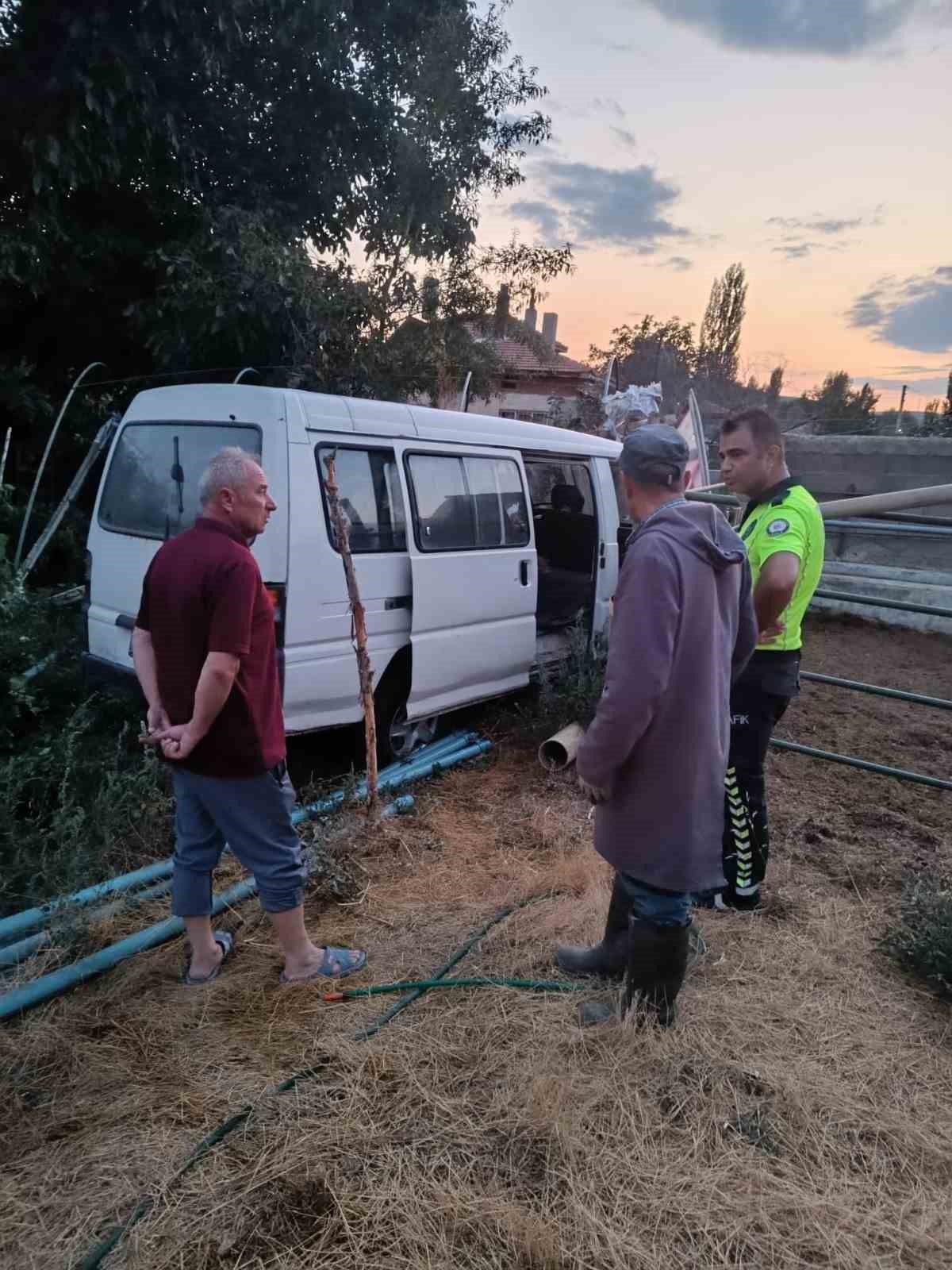 Minibüs Bahçeye Daldı, Alev Aldı: Hortumla Söndürüldü