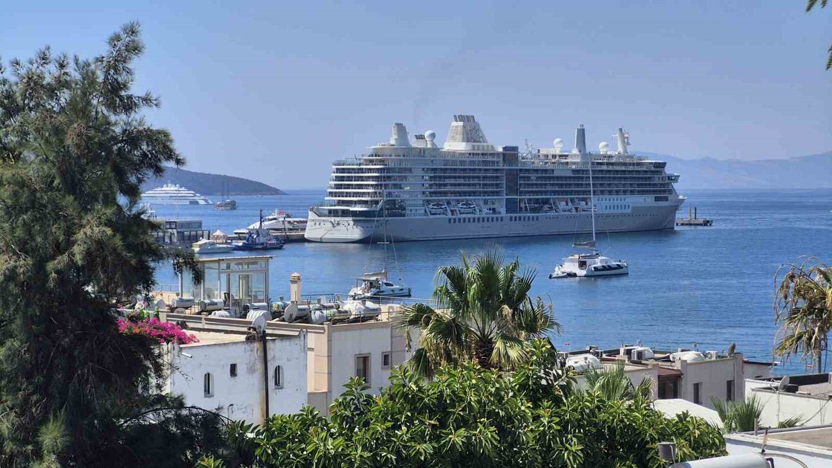 Bodrum'a İki Yolcu Gemisi: 1144 Turist Geldi