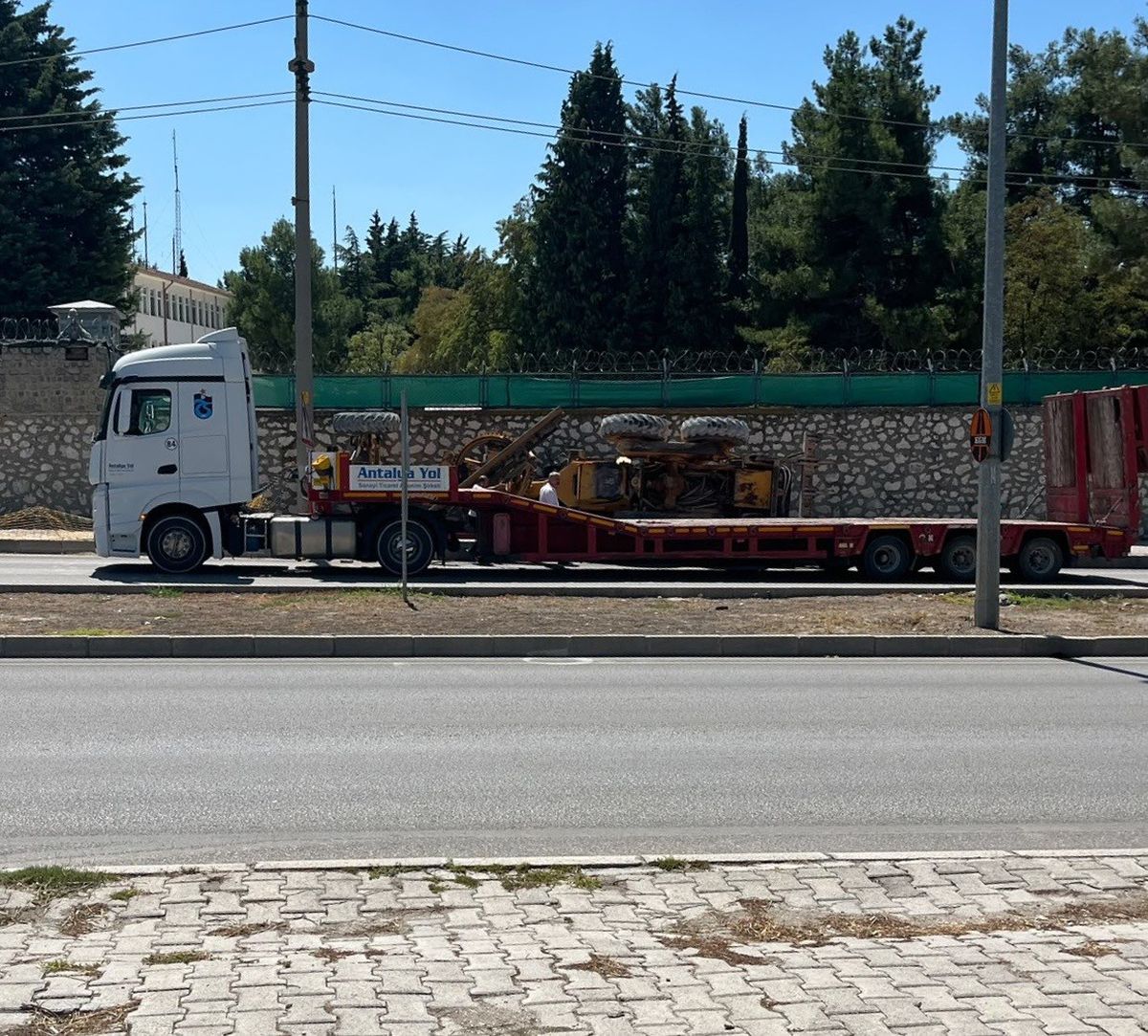 Burdur'da Tırda Greyder Devrildi: Ulaşım Kısa Süre Aksadı