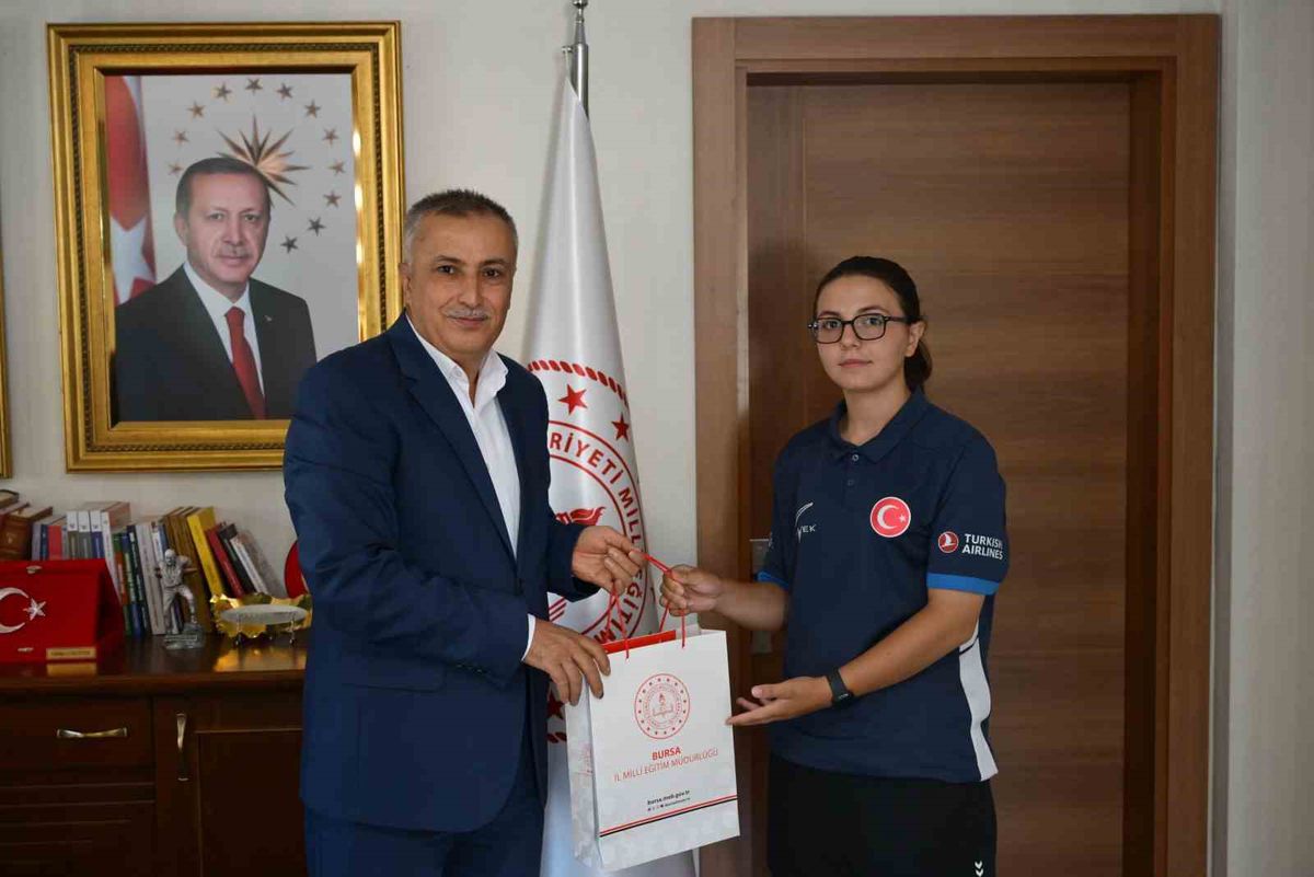 Bursalı Milli Okçu Fatma Nisa Gökdemir'e İl Milli Eğitim Müdürü'nden Tebrik