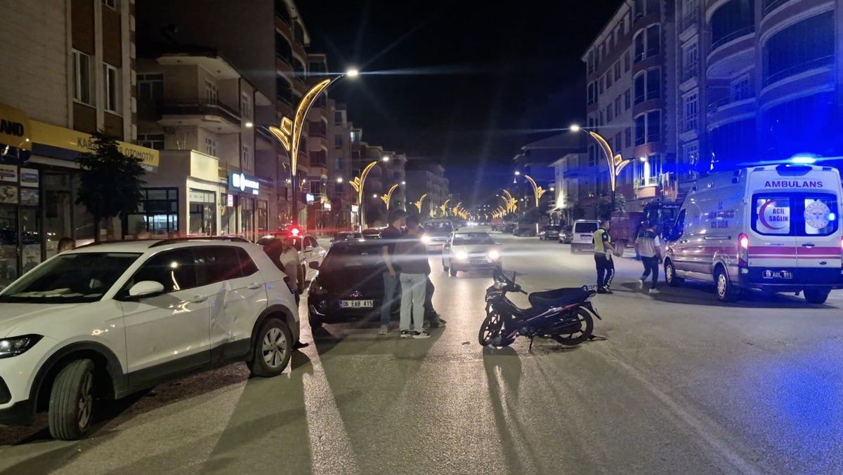 Alaca'da Motosikletli, U Dönüşü Yapan Otomobile Çarptı: 1 Yaralı