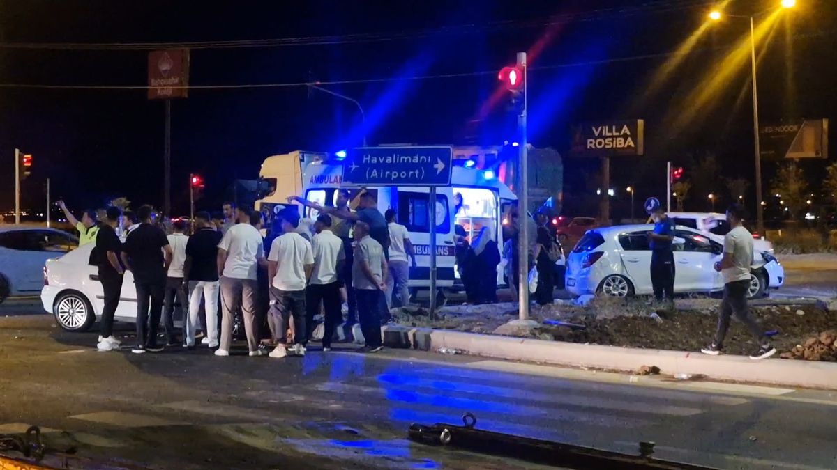Diyarbakır'da kavşakta otomobil çarpıştı: 7 yaralı
