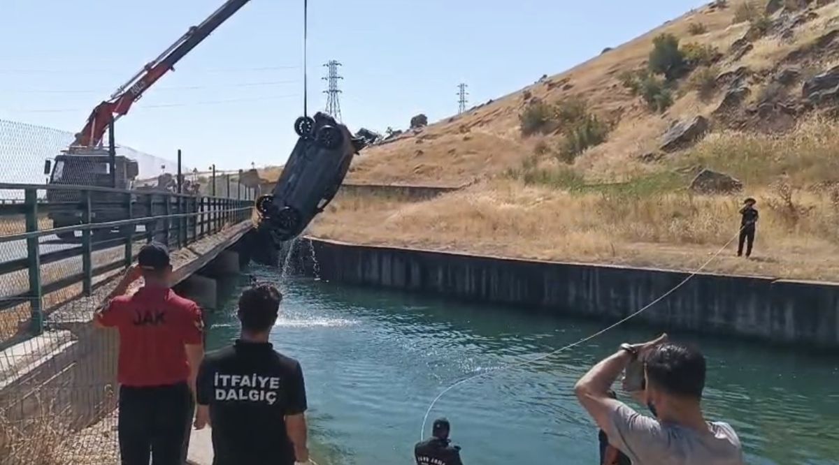 Diyarbakır'da Sulama Kanalına Uçan Otomobildeki 4 Kişi Kurtarıldı