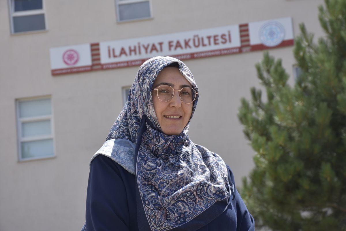 Eğitim hayalinden vazgeçmeyen 4 çocuk annesi, 35 yıl sonra üniversiteli oldu