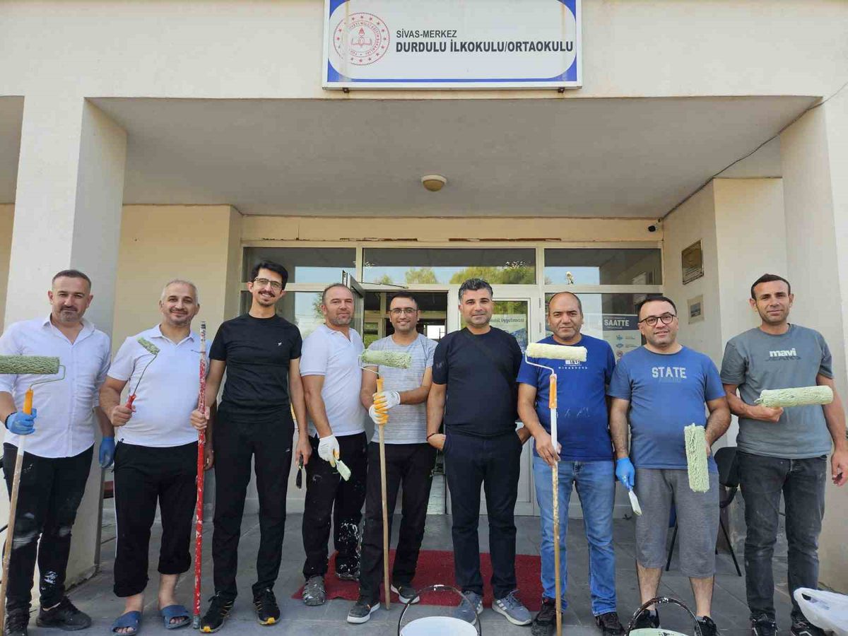 Sivas'ta eğitimcilerden örnek dayanışma: Köy okulunu boyadılar