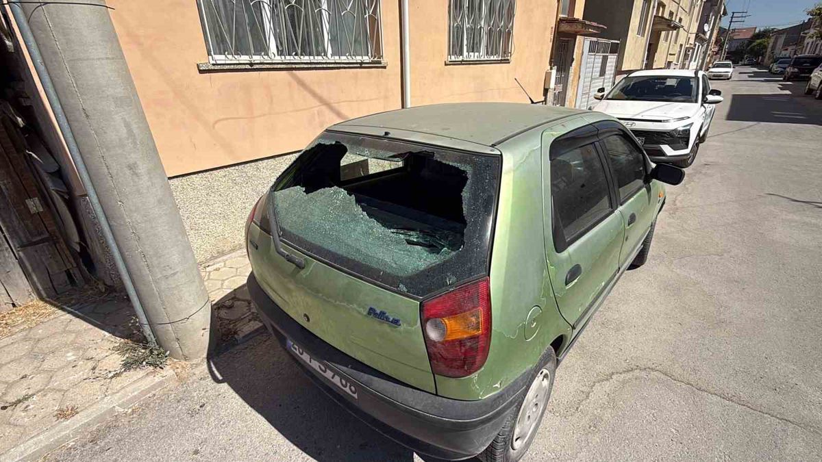 Elektrik direğinden düşen fincan, otomobilin camını kırdı