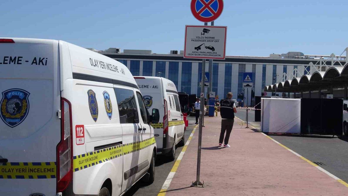 Emekli polis, havalimanında kadını vurdu