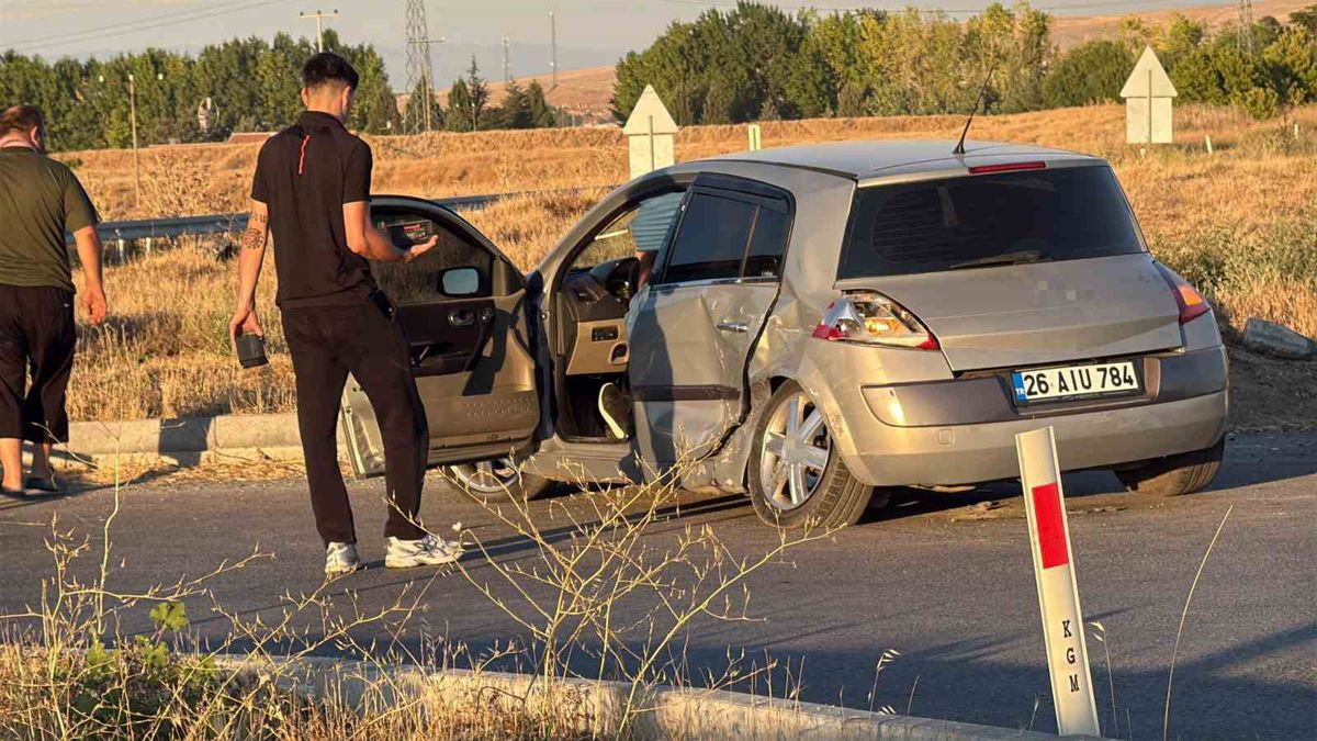 Eskişehir'de kavşak kazası: 3 yaralı