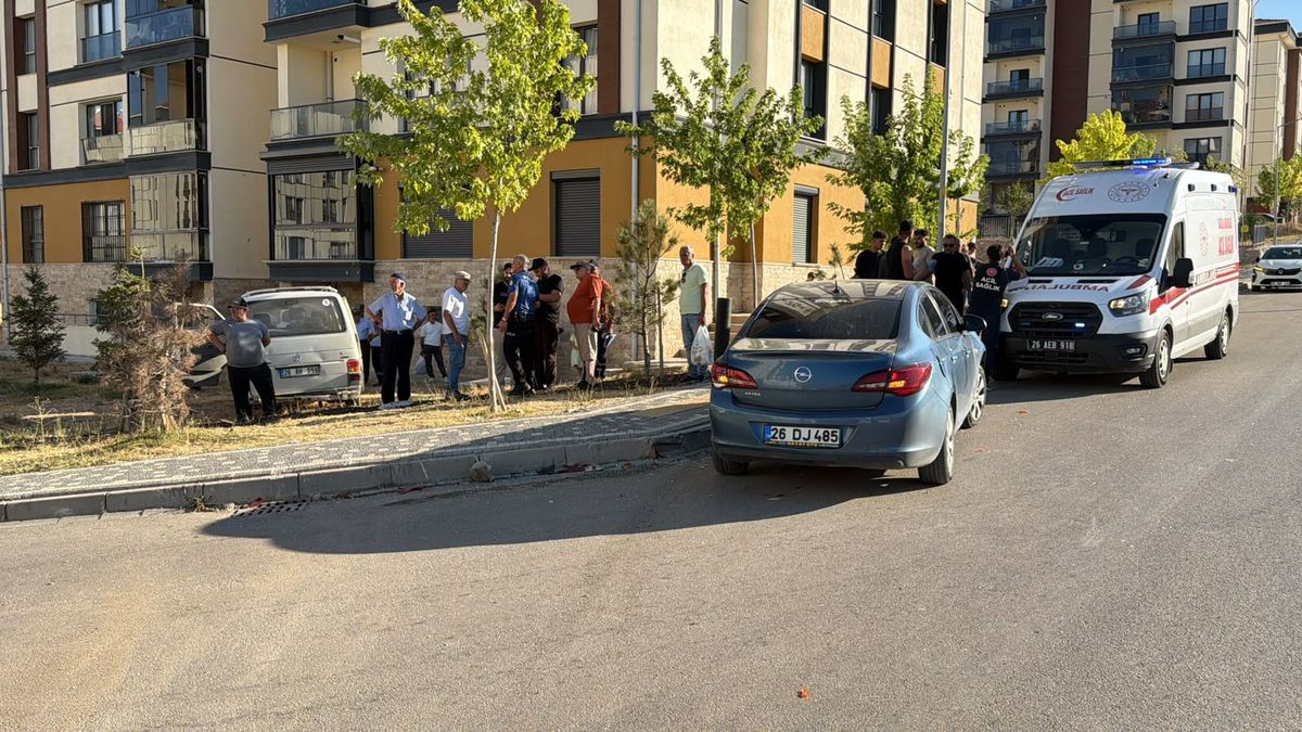 Eskişehir'de Kamyonet ile Otomobil Çarpıştı: 6 Yaralı