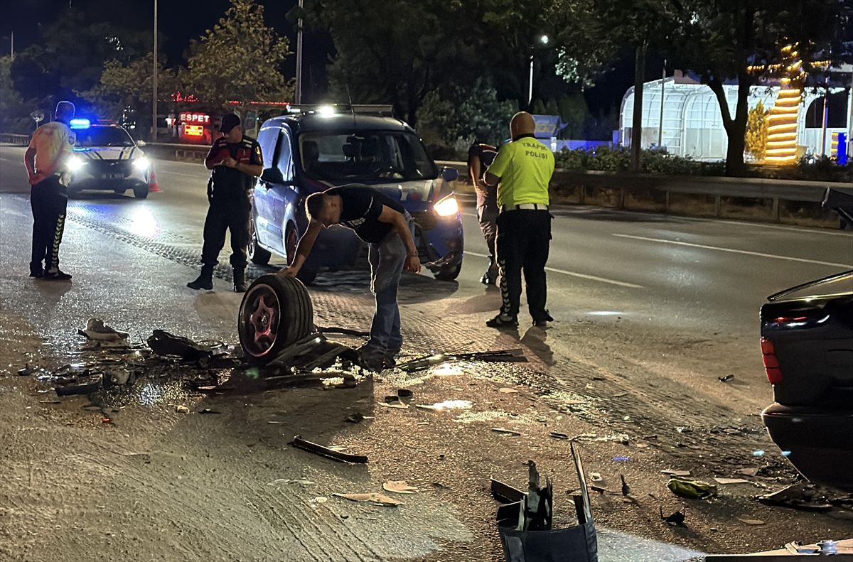Eskişehir'de Tıra Çarpan Otomobil Sürücüsü Yaralandı