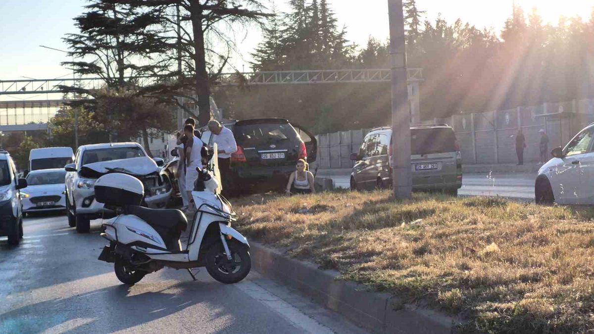 Eskişehir'de pikap-otomobil çarpıştı; otomobil refüje çıktı