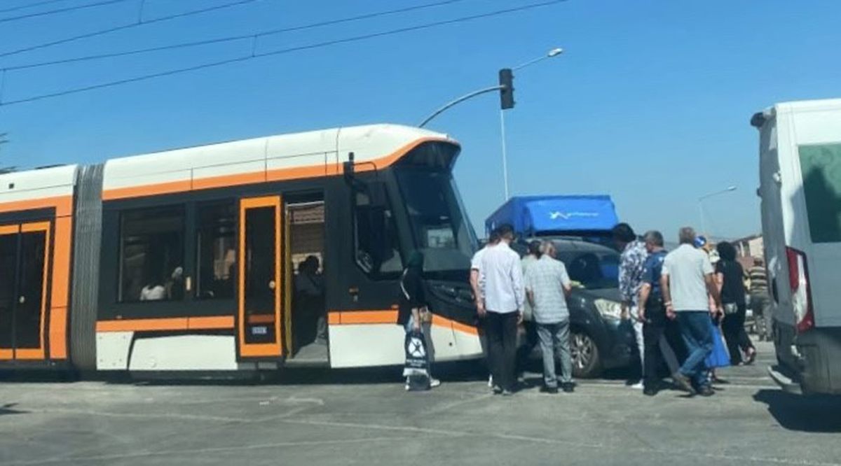 Eskişehir'de Tramvay ile Hafif Ticari Araç Çarpıştı