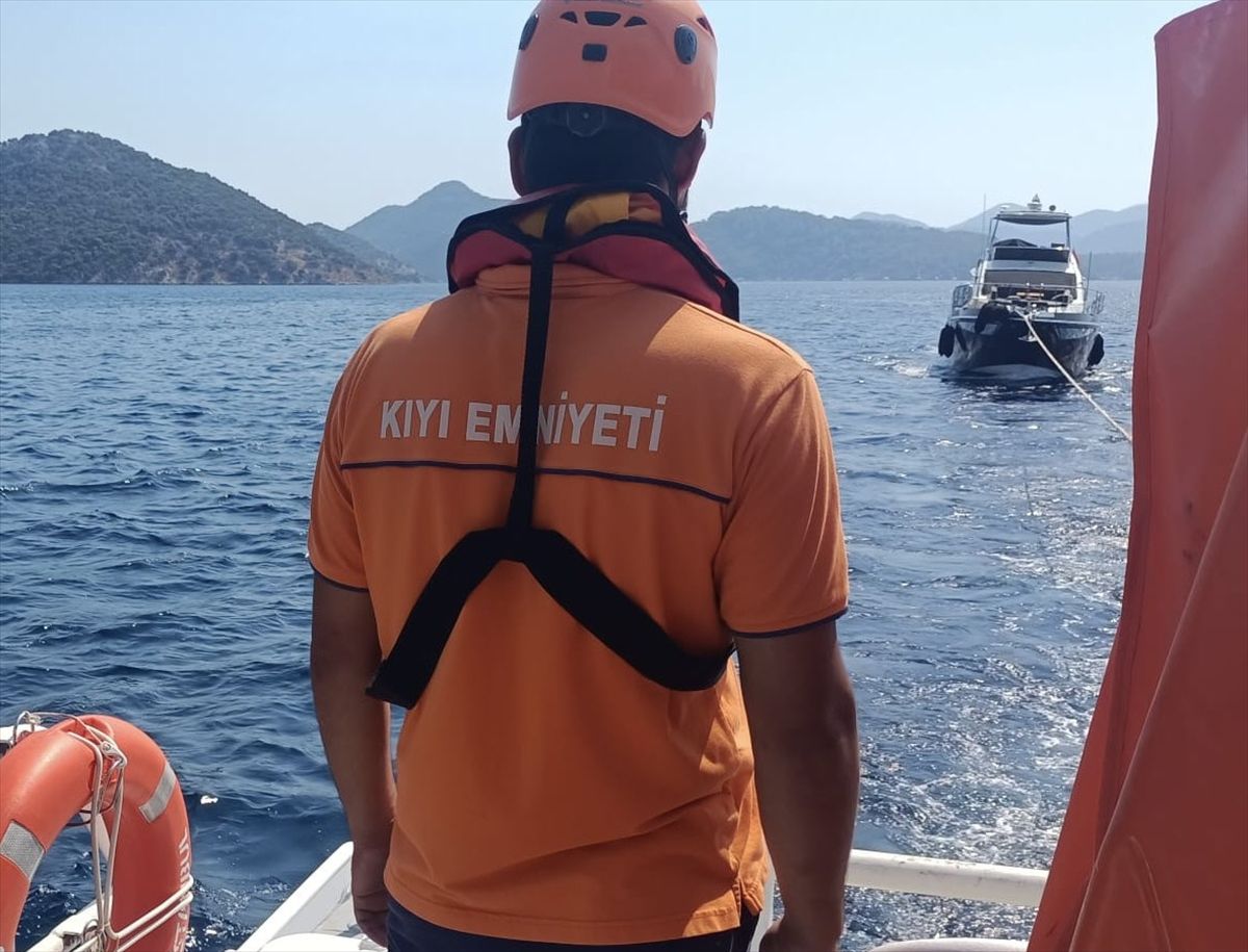Fethiye'de sürüklenen teknedeki 3 kişi kurtarıldı
