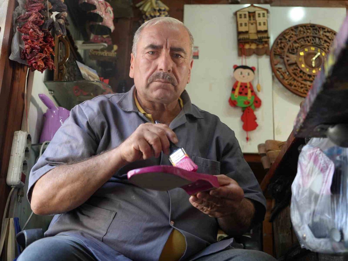 Gaziantepli usta, unutulmaya yüz tutan takunyacılık mesleğini yaşatıyor