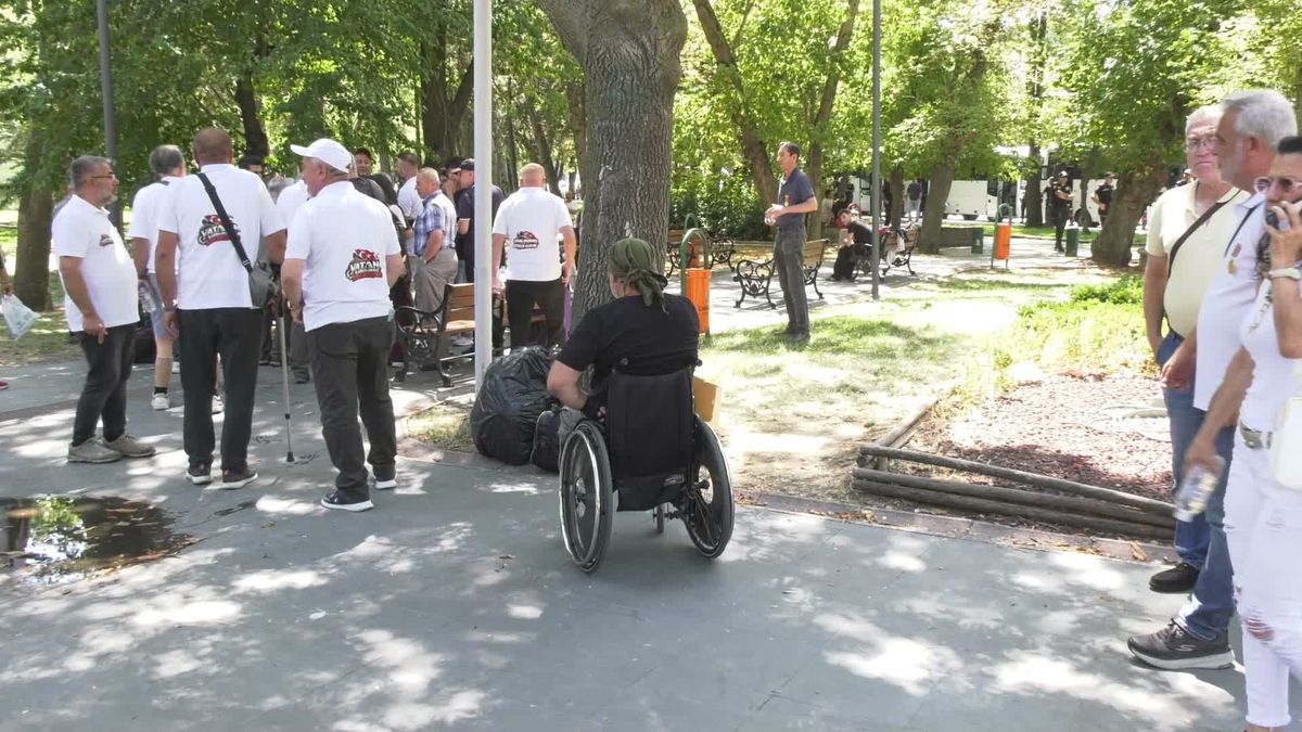 Gazilerden Bakanlık önüne barikat tepkisi