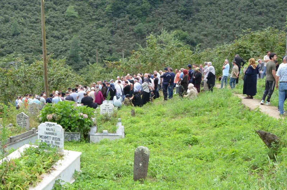 Selde Kaybolan Mehmet Akkaya Trabzon'da Bulundu, Keşap'ta Toprağa Verildi