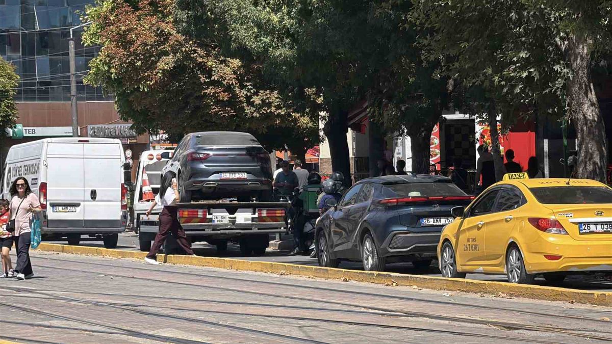 Hatalı park, cadde trafiğini kilitledi