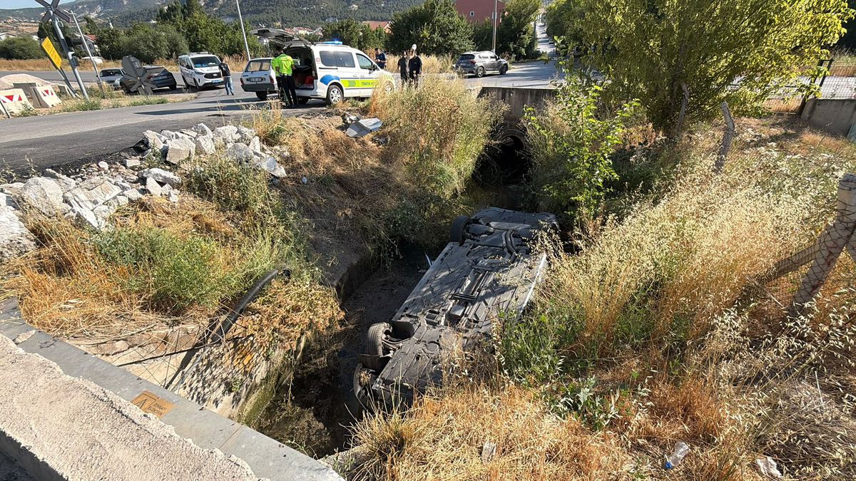 Kütahya'da Otomobil Su Kanalına Devrildi: 1 Yaralı