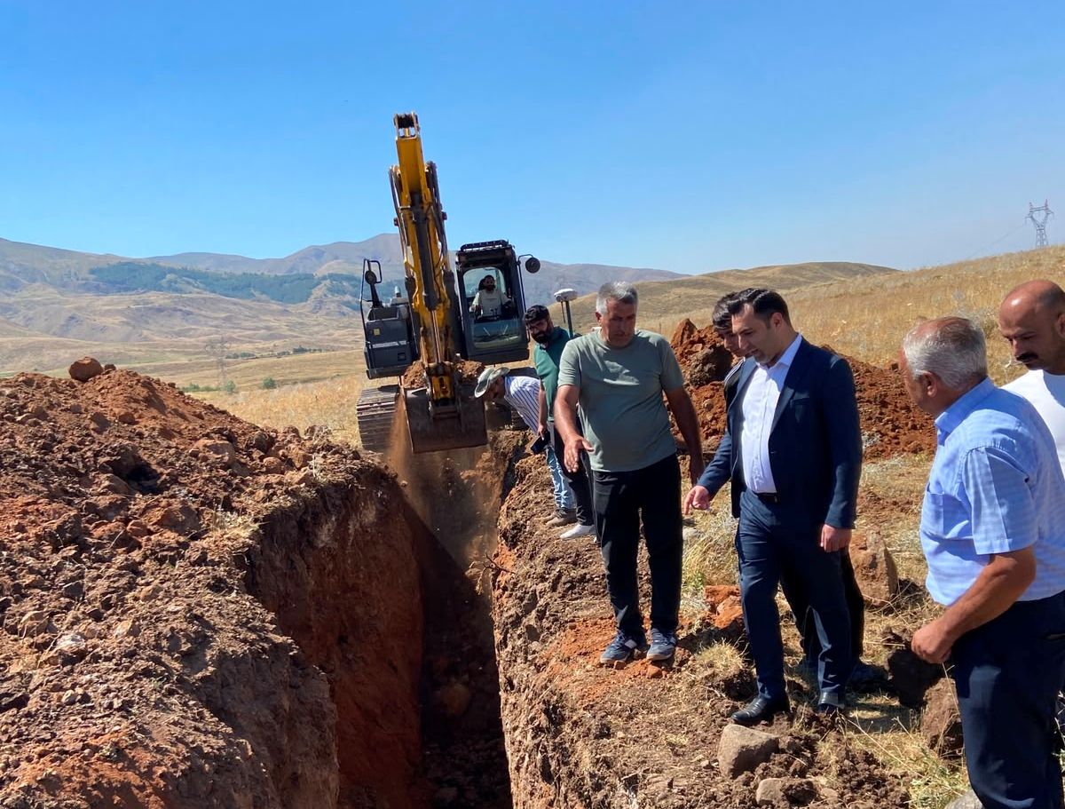 Karlıova Kaymakamı köydeki altyapı çalışmalarını inceledi