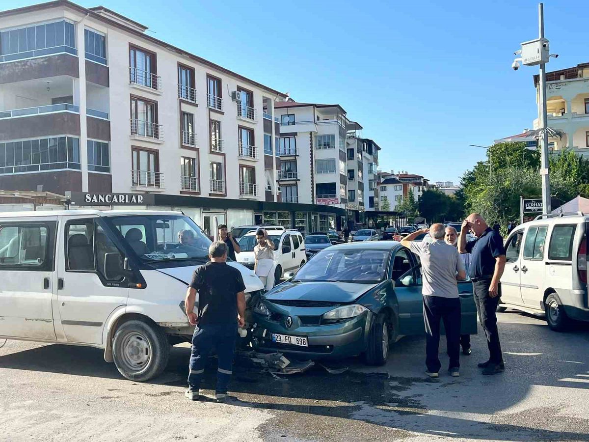 Elazığ'da Zincirleme Kaza: Kazadan Kaçan Kadına Motosiklet Çarptı