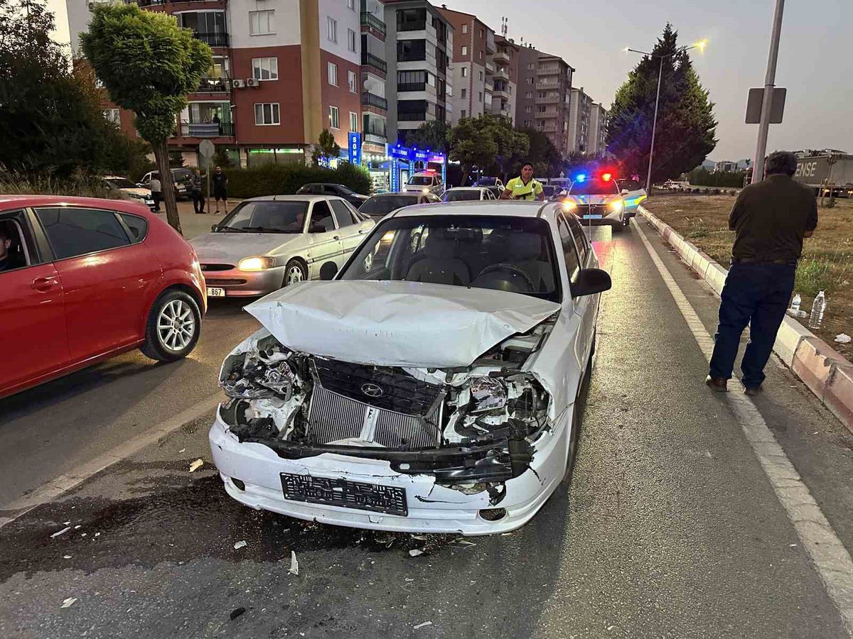 Uşak'ta Kırmızı Işıkta Bekleyen Otomobile Arkadan Çarpma: 3 Yaralı