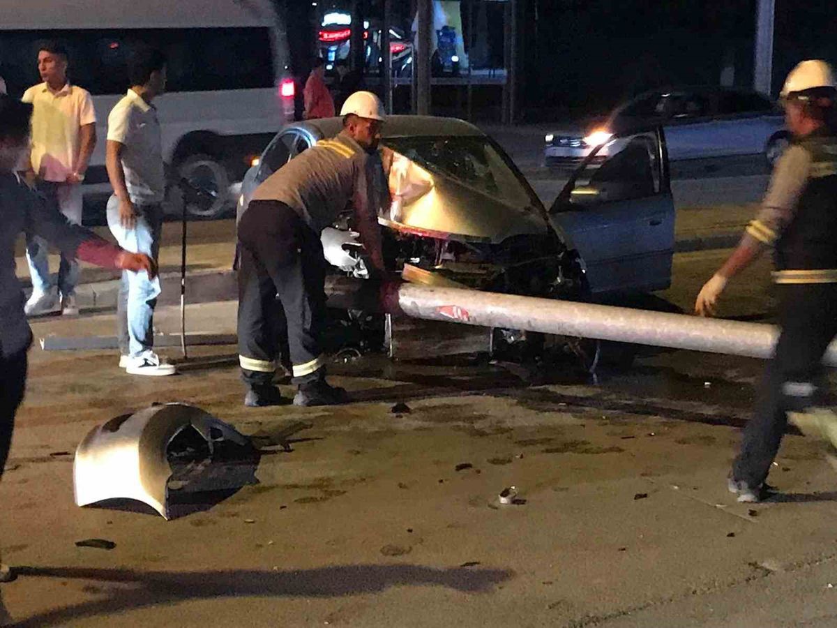 Kontrolden çıkan otomobil aydınlatma direğini devirdi: 1 yaralı