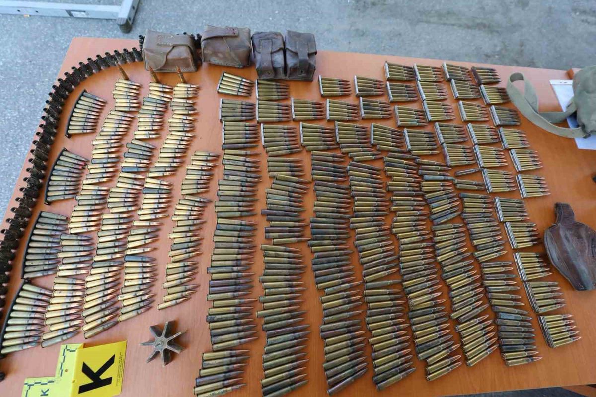 Kosova'da Toplu Mezar Kazısında Silah Bulundu