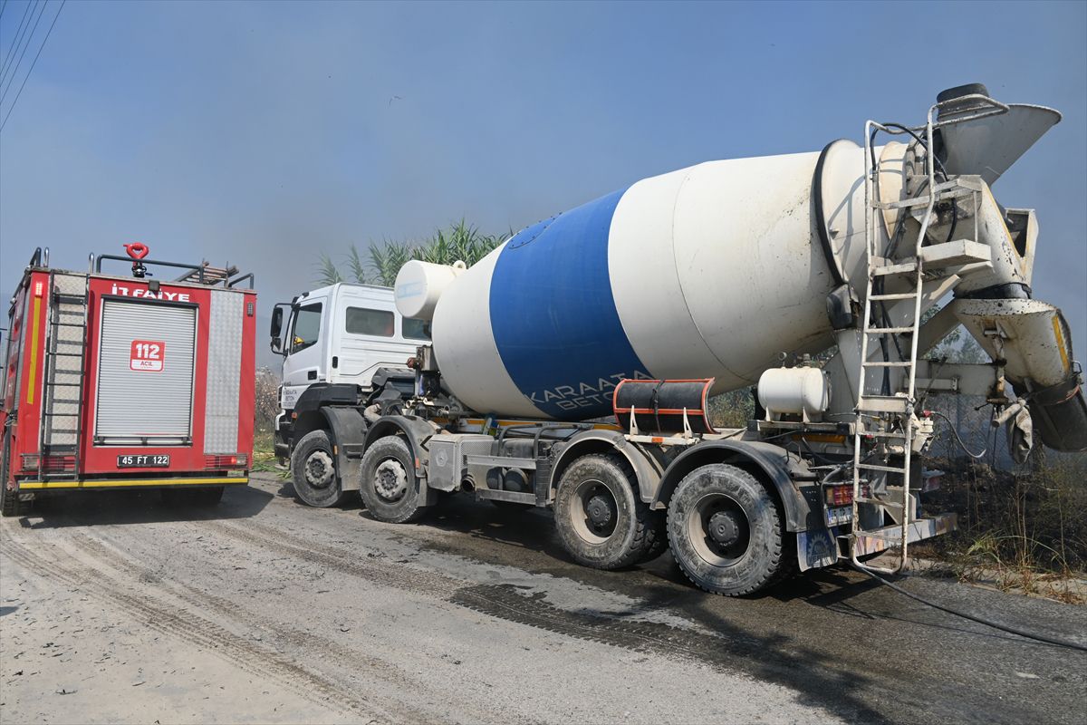Turgutlu'da Hurdalık Yangını Zeytinliklere Sıçradı