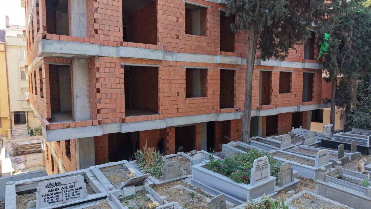 Mezarlık manzaralı sıfır daireler ilginç görüntüler oluşturdu