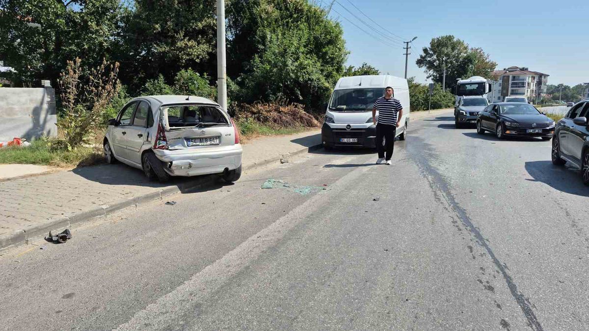 Düzce'de Minibüs-Otomobil Çarpıştı: 1 Yaralı