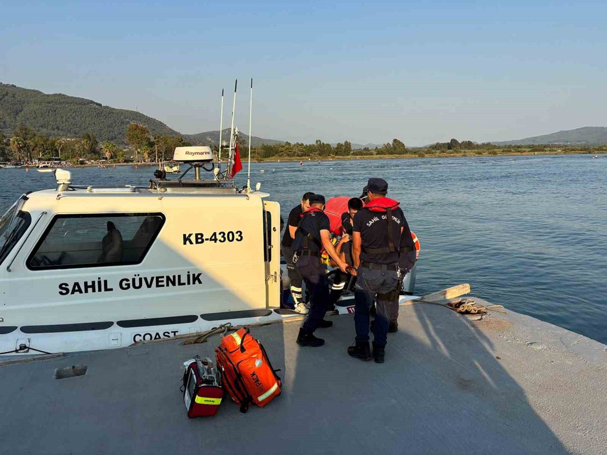 Sedir Adası'nda Kayalıklardan Düşen Vatandaşın Sahil Güvenlik ile Tahliyesi