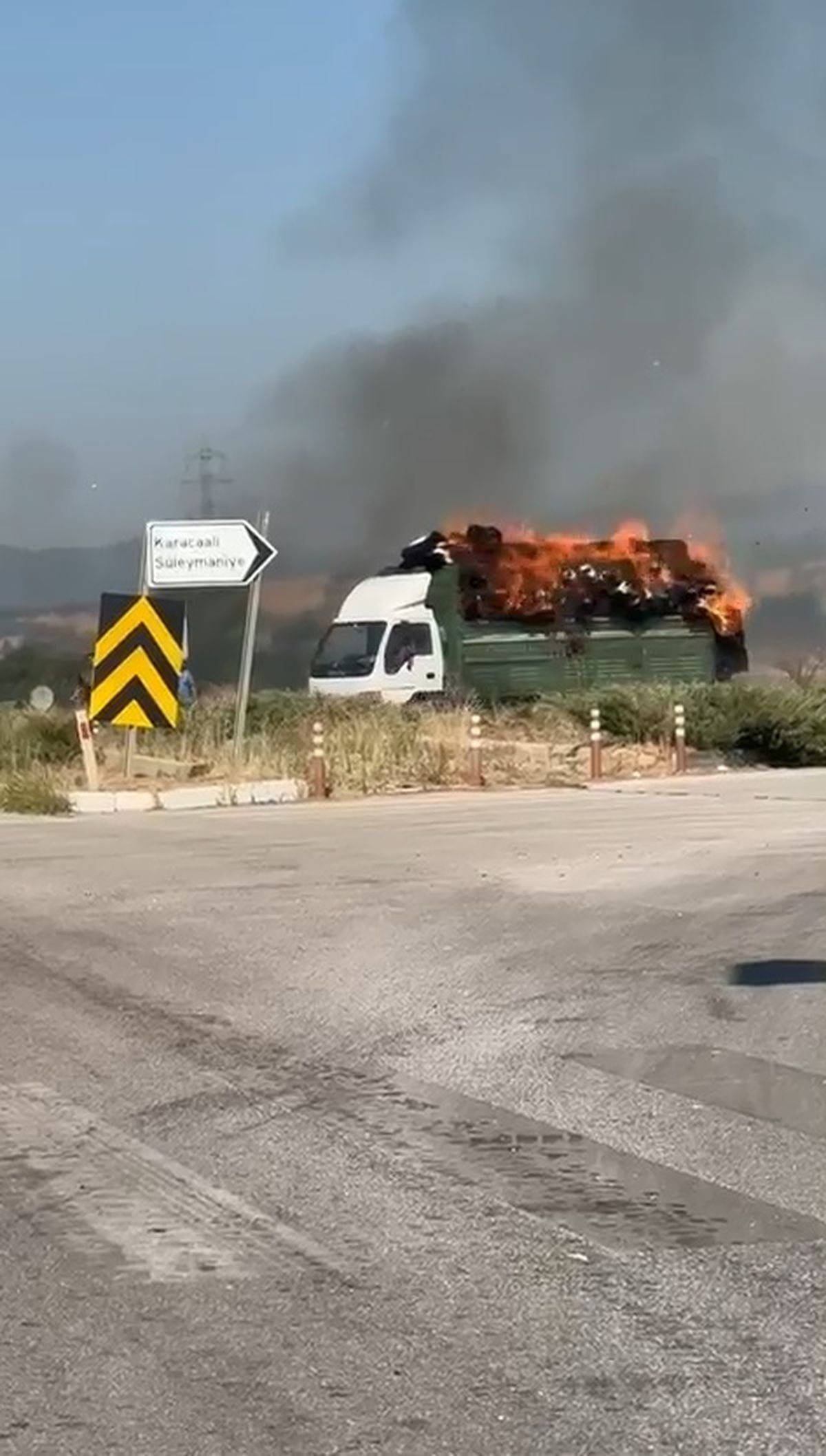 Bursa'da Saman Balyası Yüklü Kamyonda Yangın: Sürücünün Manevrası Kamerada