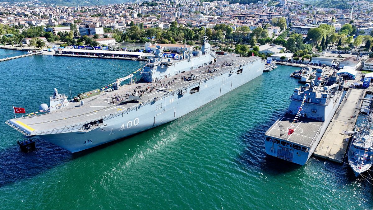 TCG Anadolu TEKNOFEST'te Ziyaretçi Akınına Uğradı