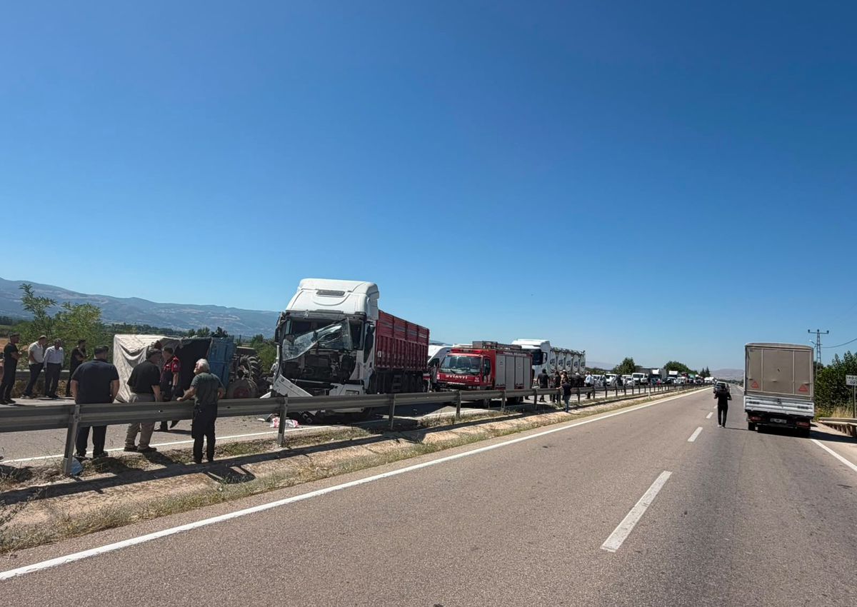 Tokat-Turhal Yolunda TIR-Traktör Kazası: 1 Yaralı