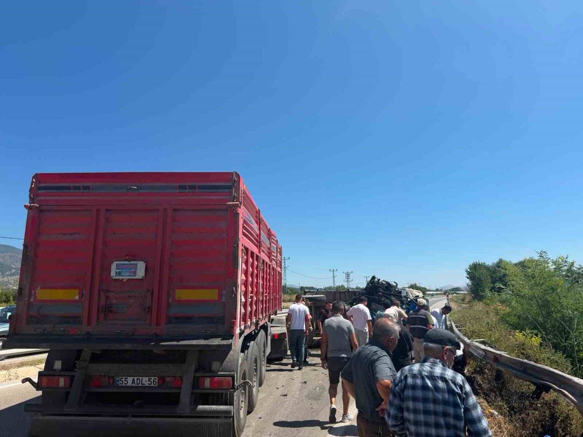 Tokat-Turhal Karayolunda Tır ile Traktör Çarpıştı: 1 Yaralı