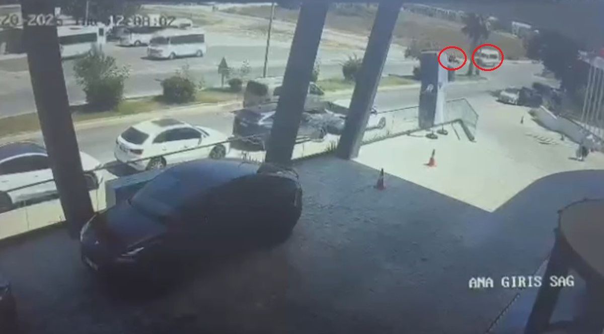 Manavgat'ta motosiklet ile tur minibüsü çarpıştı: 1 ağır yaralı