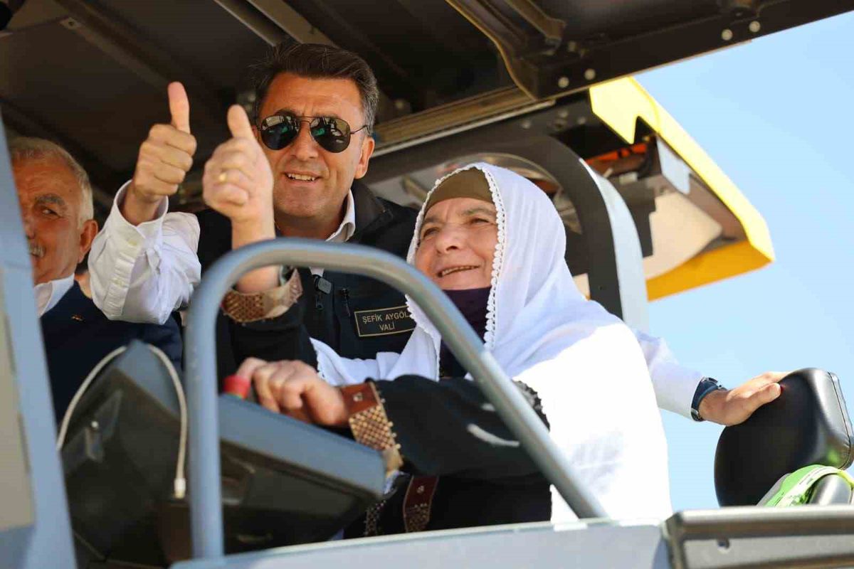 Sarıbalta Köyü'nde İlk BSK Asfalt Serimi Vali Aygöl ve Ayşe Teyze'den
