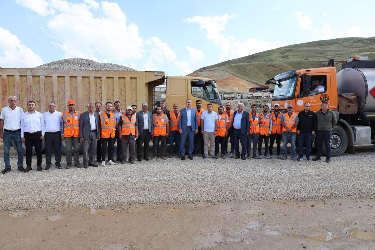 Vali Bozkurt, Diyadin’de yol çalışmalarını yerinde inceledi