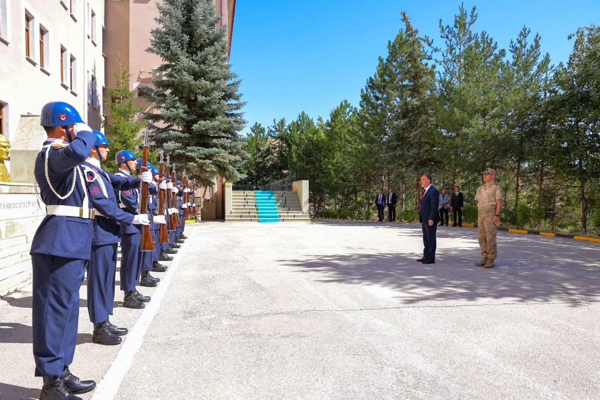 Bayburt Valisi Eldivan'dan Jandarma Komutanı Aslan'a Veda Ziyareti