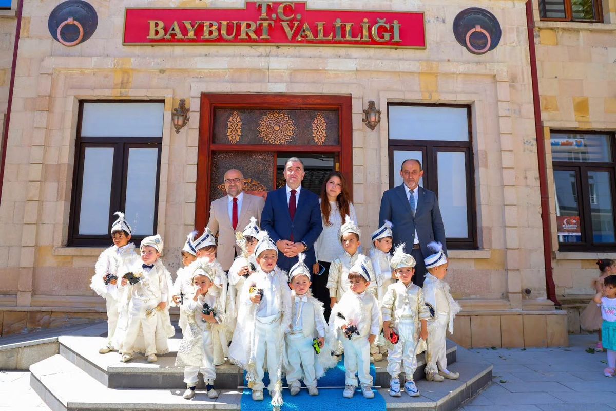 Bayburt'ta Sünnet Şöleni: Vali Eldivan Çocukları Makamında Ağırladı