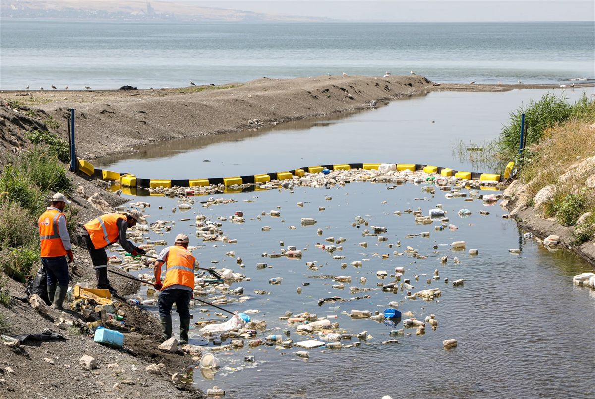 Van Gölü'nü Korumak İçin Derelere Yüzer Bariyer
