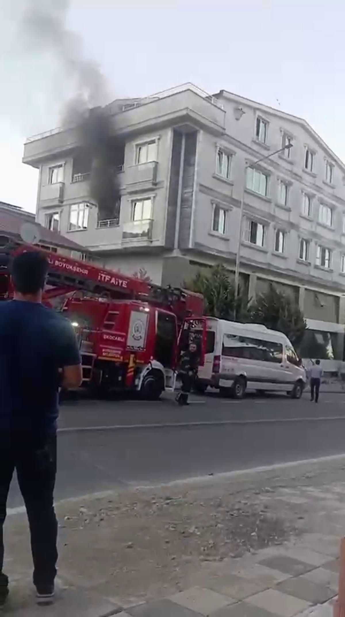 Yangın sırasında dairedeki patlama kamerada