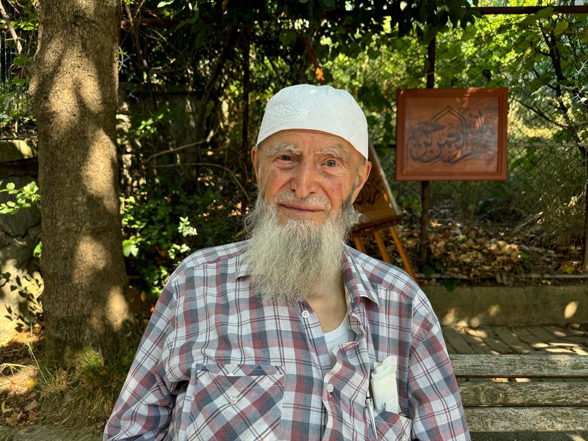 89 yaşındaki sanatçı, hat ve ahşap yakma sanatını yaşatıyor