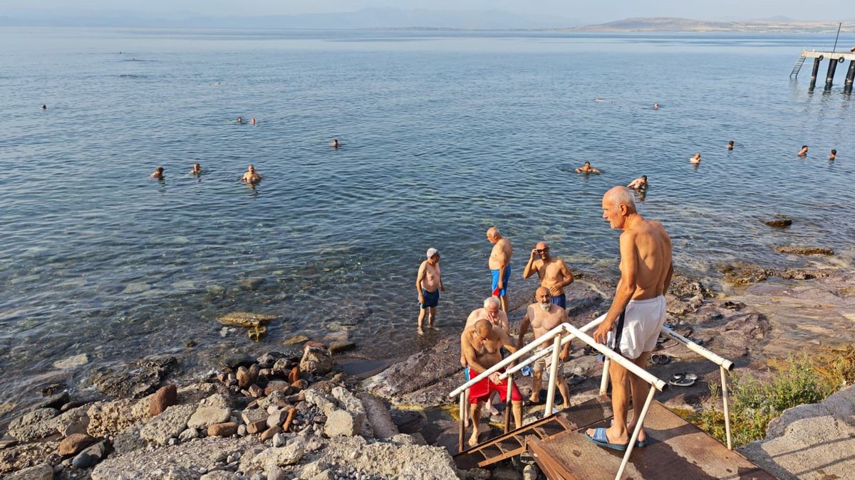Van Gölü'nde Sabah Yüzme Geleneği: Ahlatlılar Sağlık ve Zindelik Buluyor