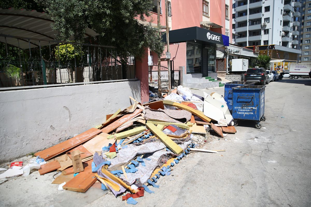 Seyhan'da çöp ve moloz krizi: Kötü koku ve görüntü kirliliği